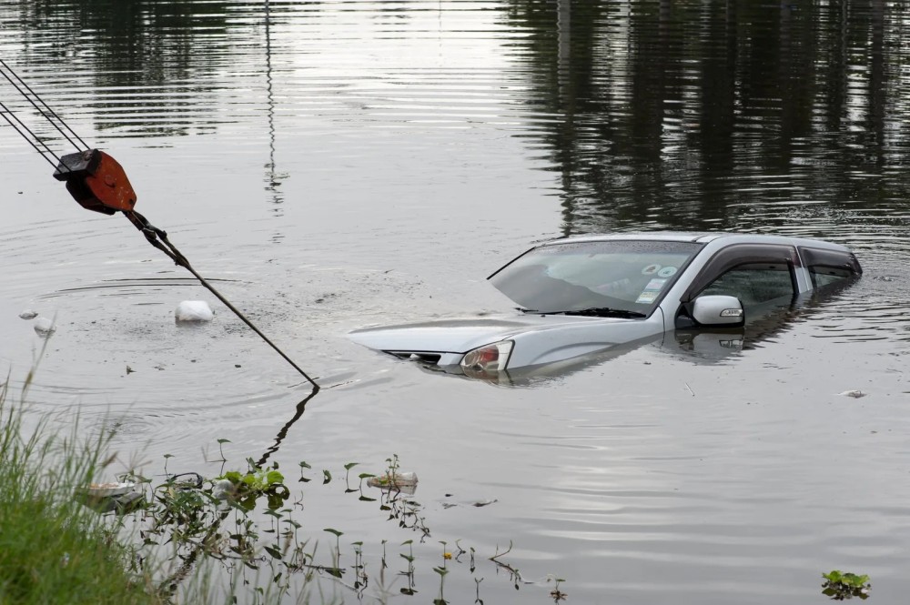 how to spot a flood damaged car